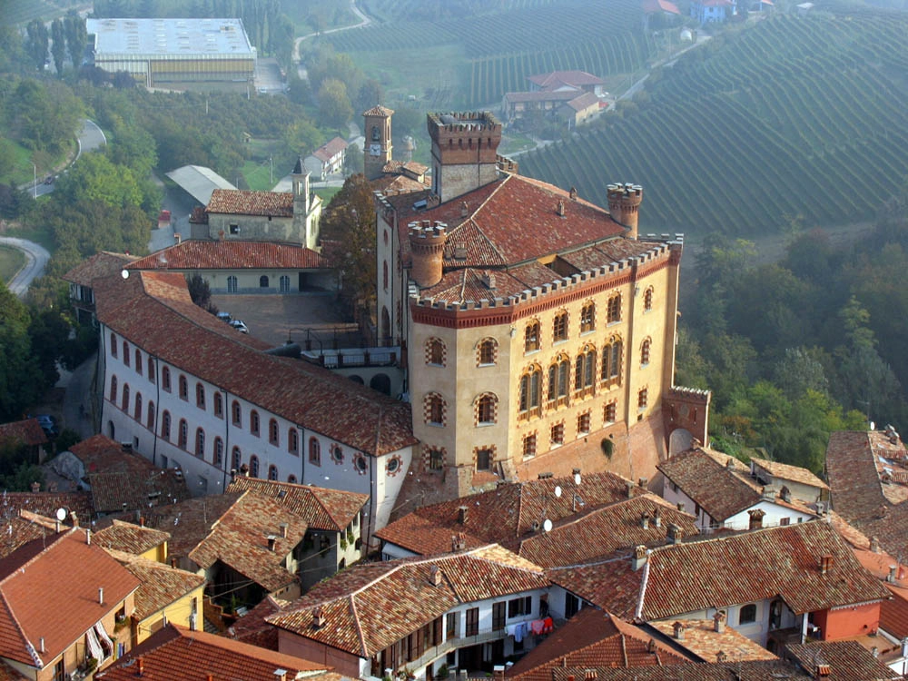 Castello Falletti di Barolo e il borgo storico