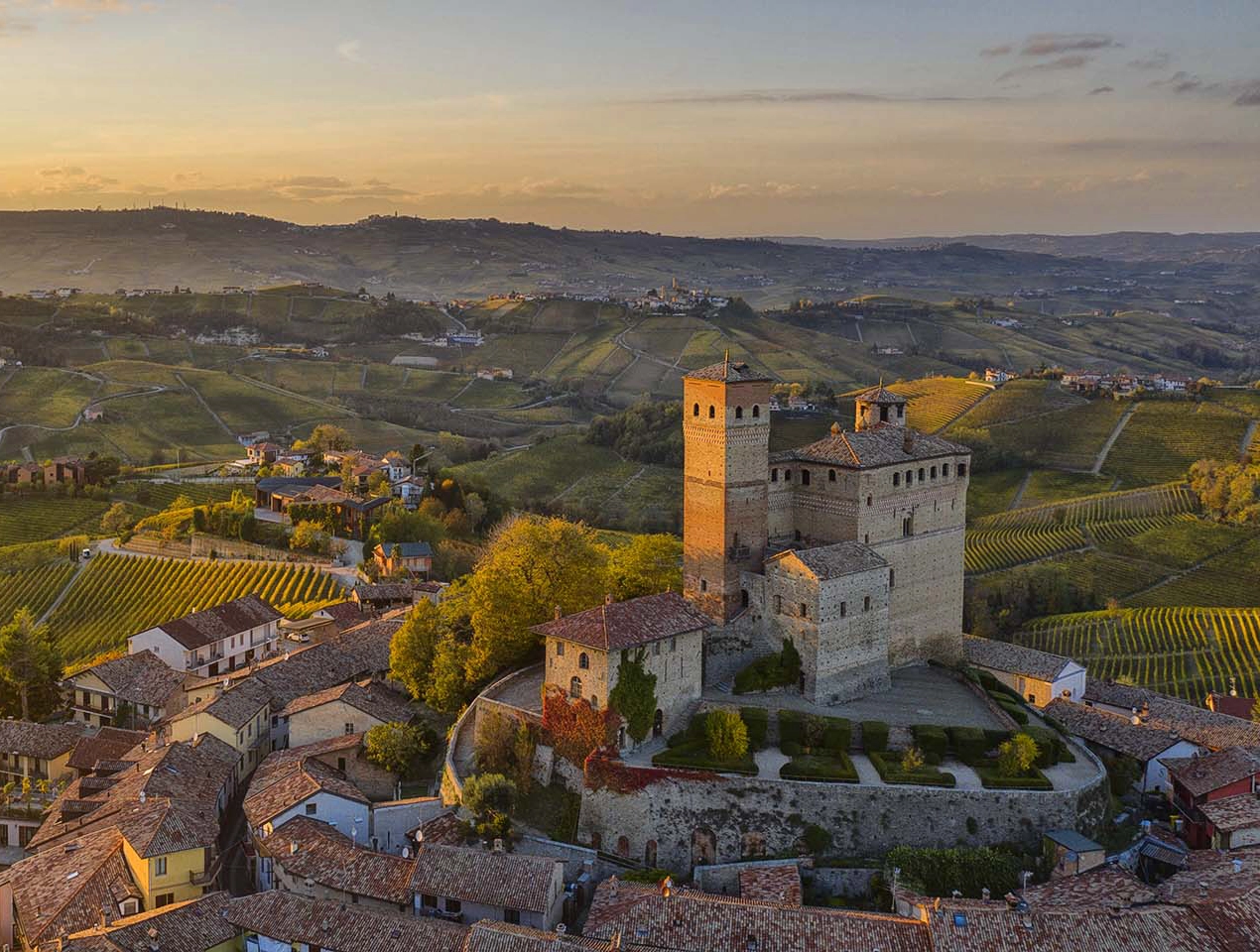 Castello di Serralunga d'Alba visto dall'alto