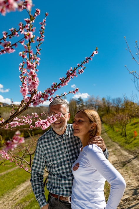 Anna e Fabio nel frutteto tra i fiori di pesco