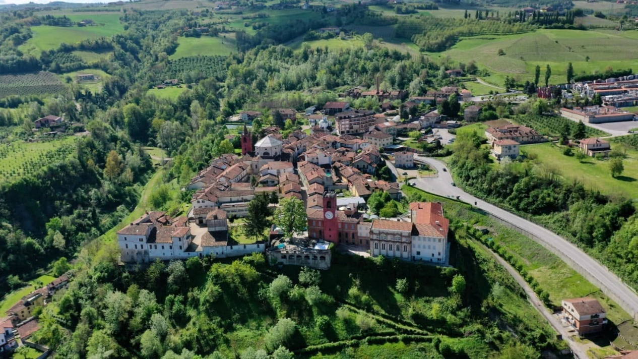 Dogliani Castello e le colline intorno al borgo antico