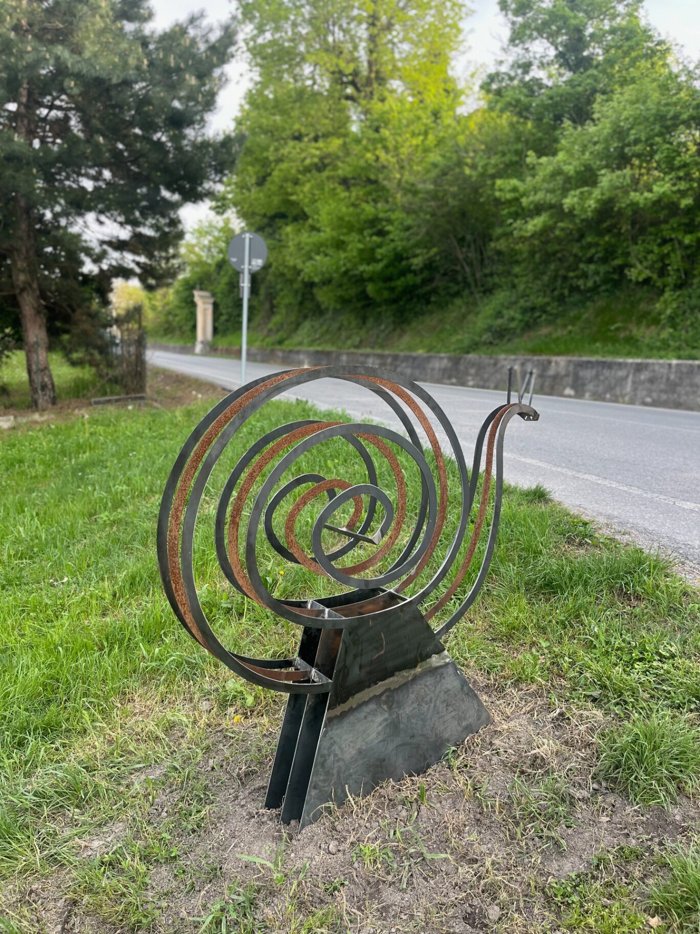 Scultura di lumaca lungo la strada vicino a CasaMatilda