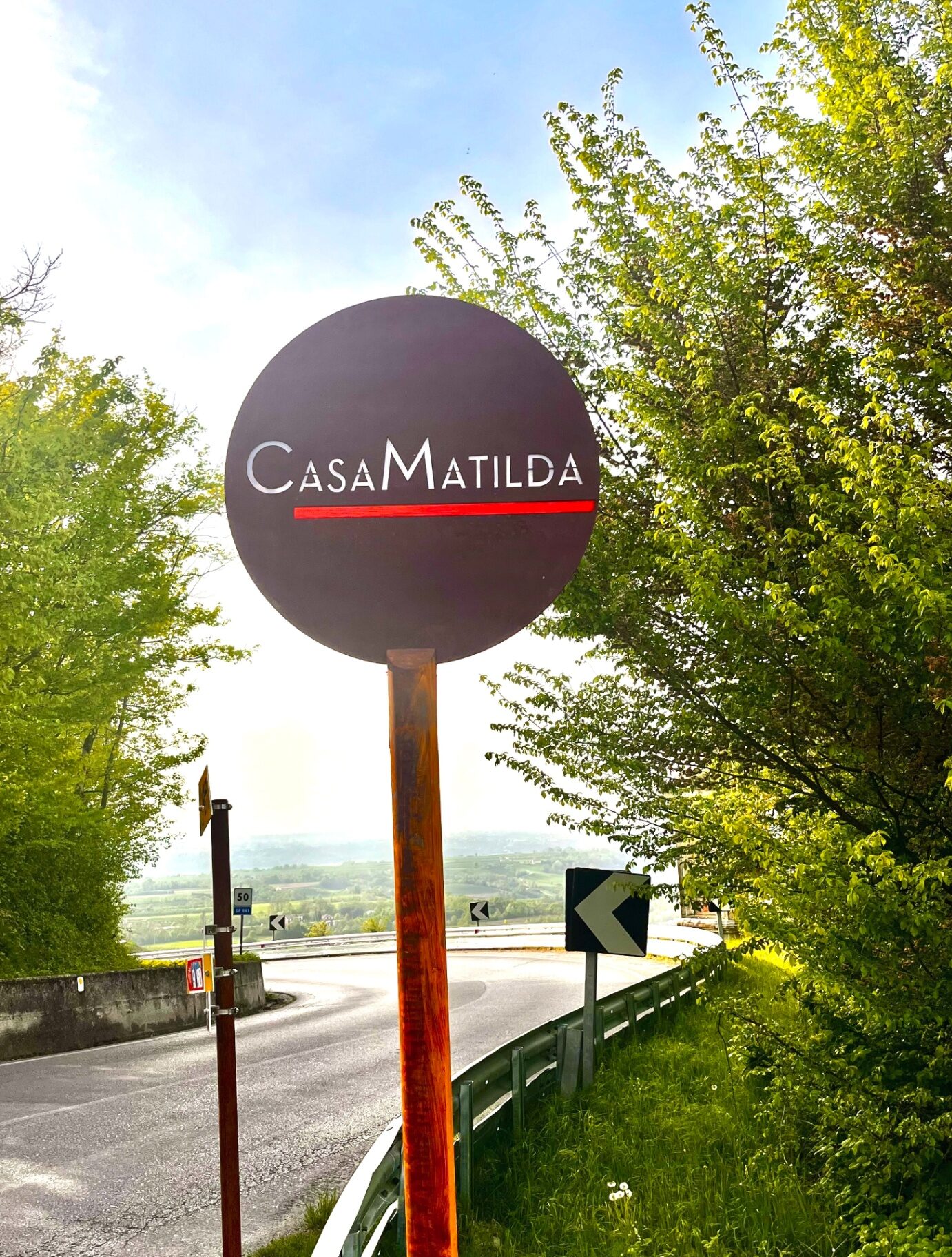 Insegna CasaMatilda lungo la strada
