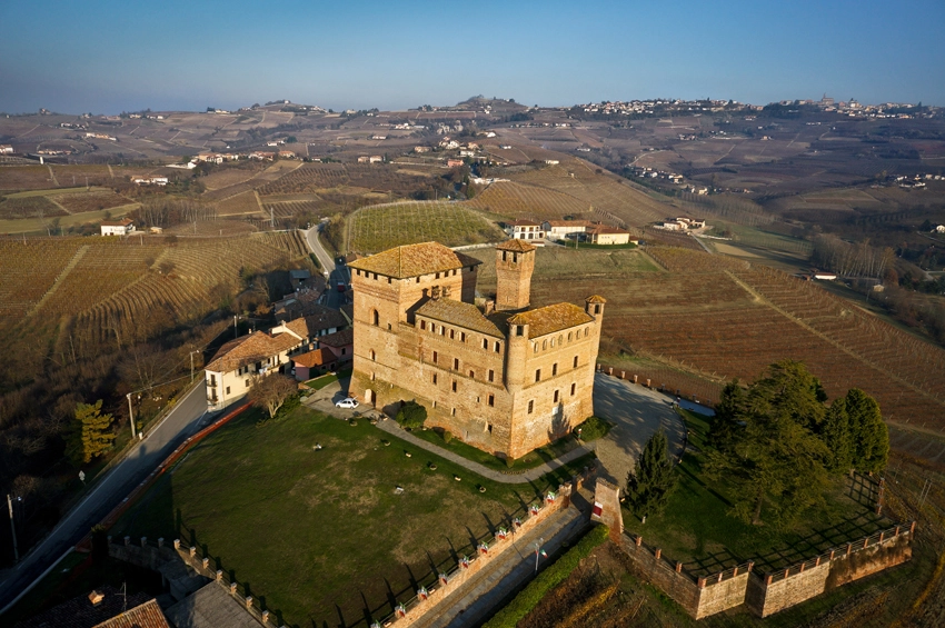 Castello di Grinzane Cavour tra i vigneti
