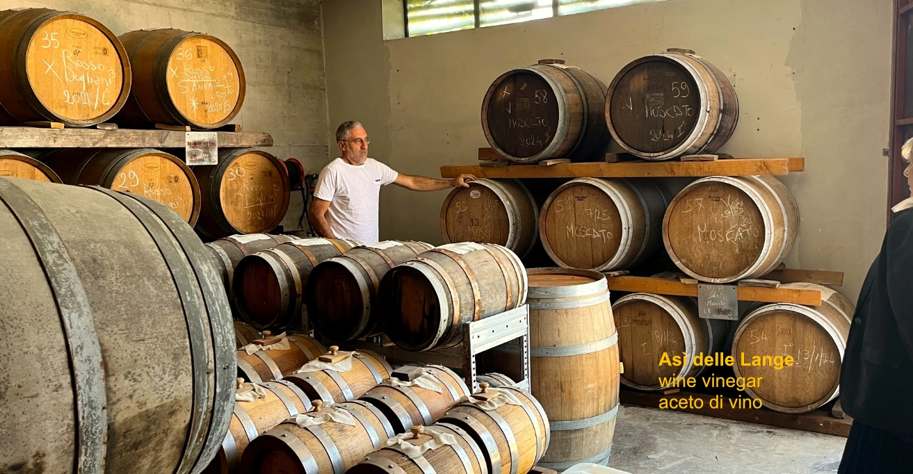 Botti dell'acetaia Asì delle Langhe