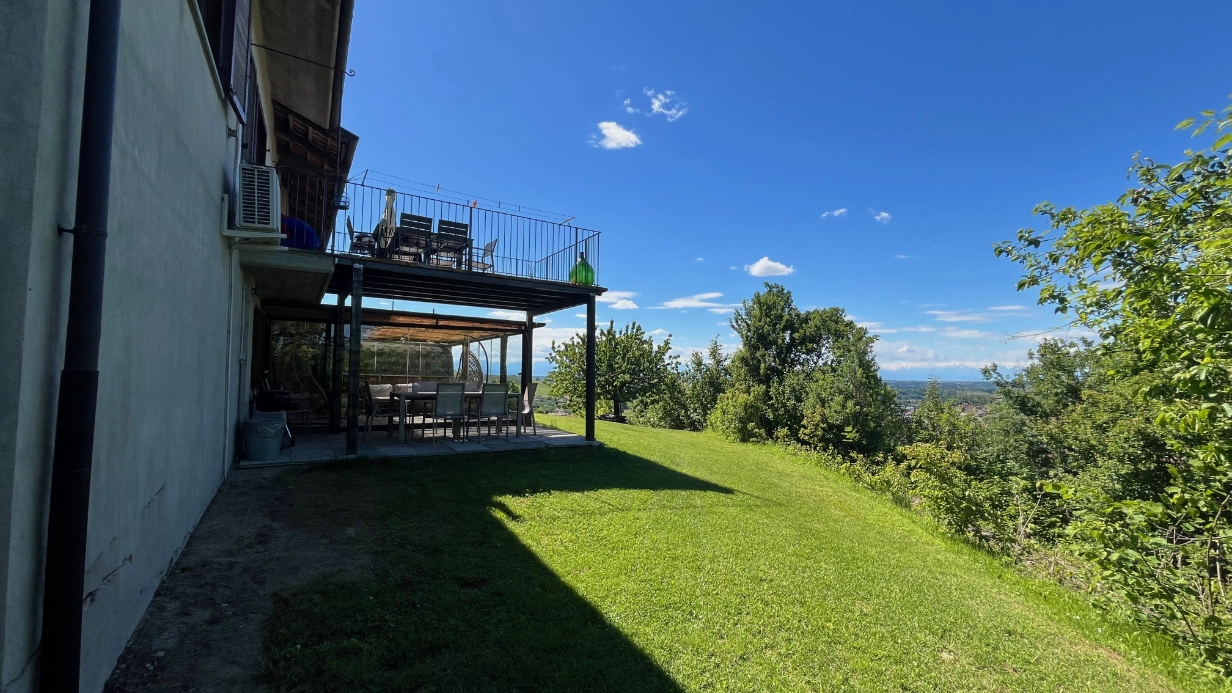 Terrazza e prato con vista sulle colline