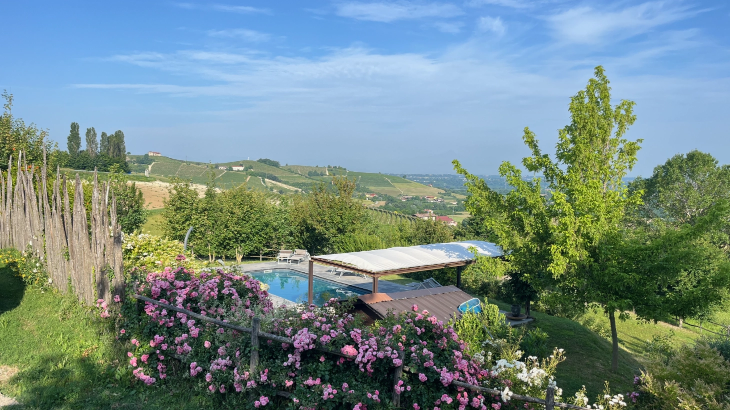 Piscina, fiori e colline intorno a CasaMatilda